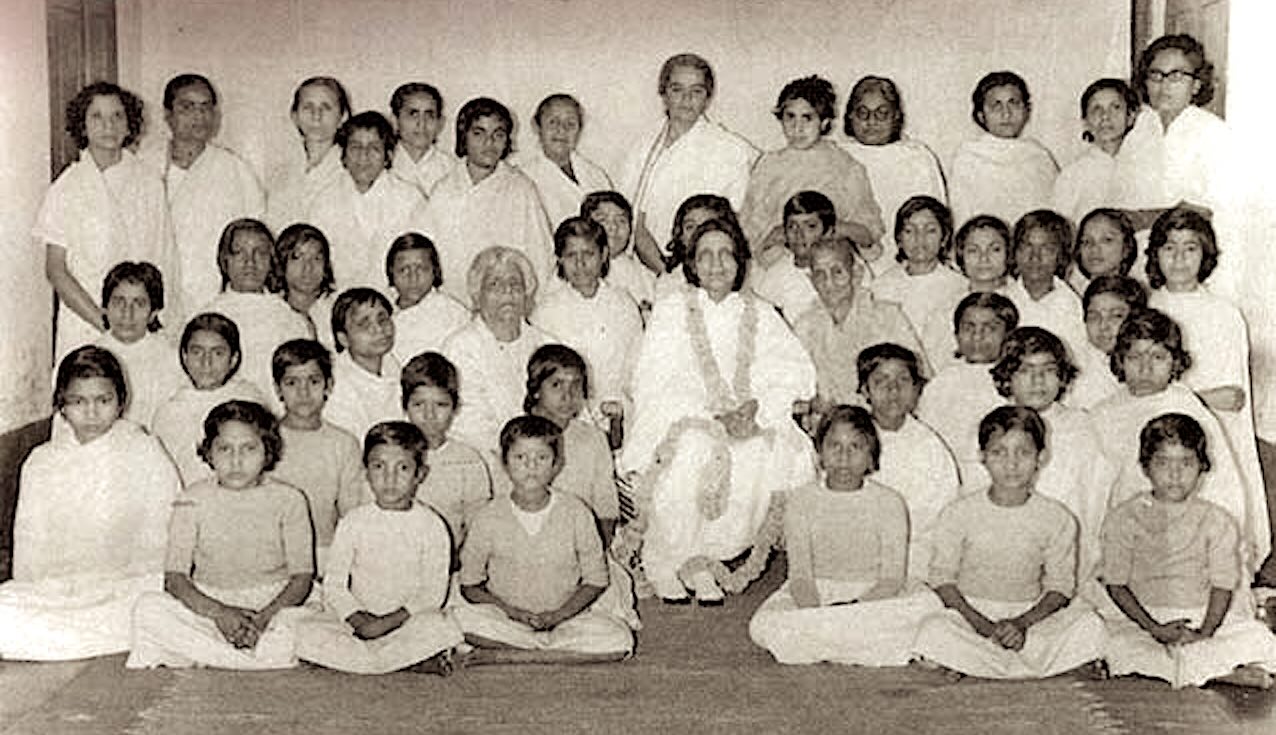 Mâ Ânandamayî entourée par des enfants, dans un gurukul