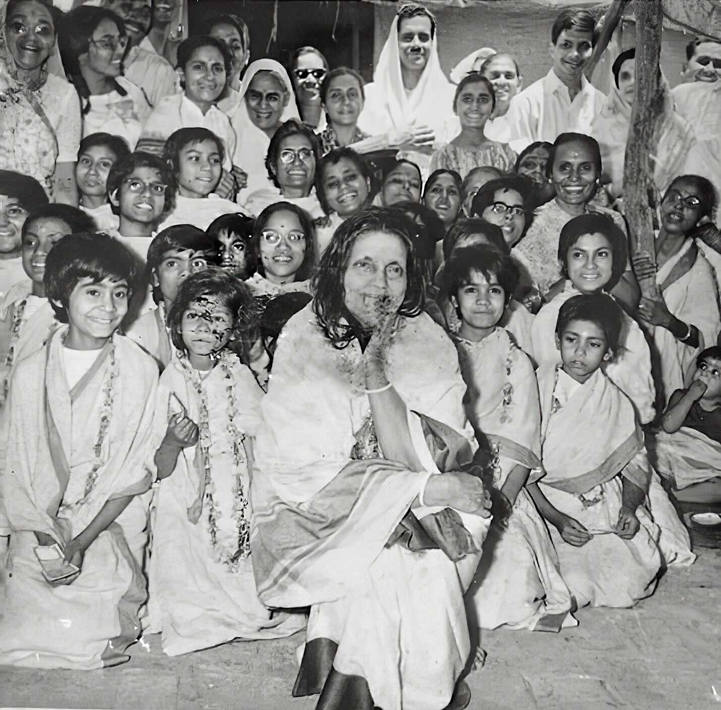Mâ Ânandamayî entourée par des enfants, dans un gurukul
