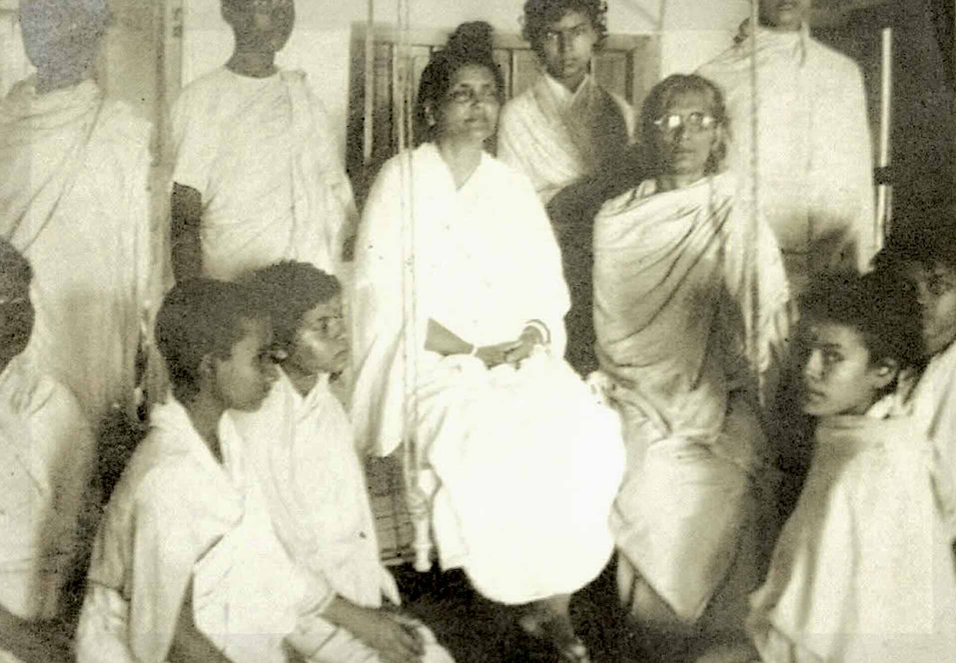 Mâ Ânandamayî entourée par des enfants, dans un gurukul