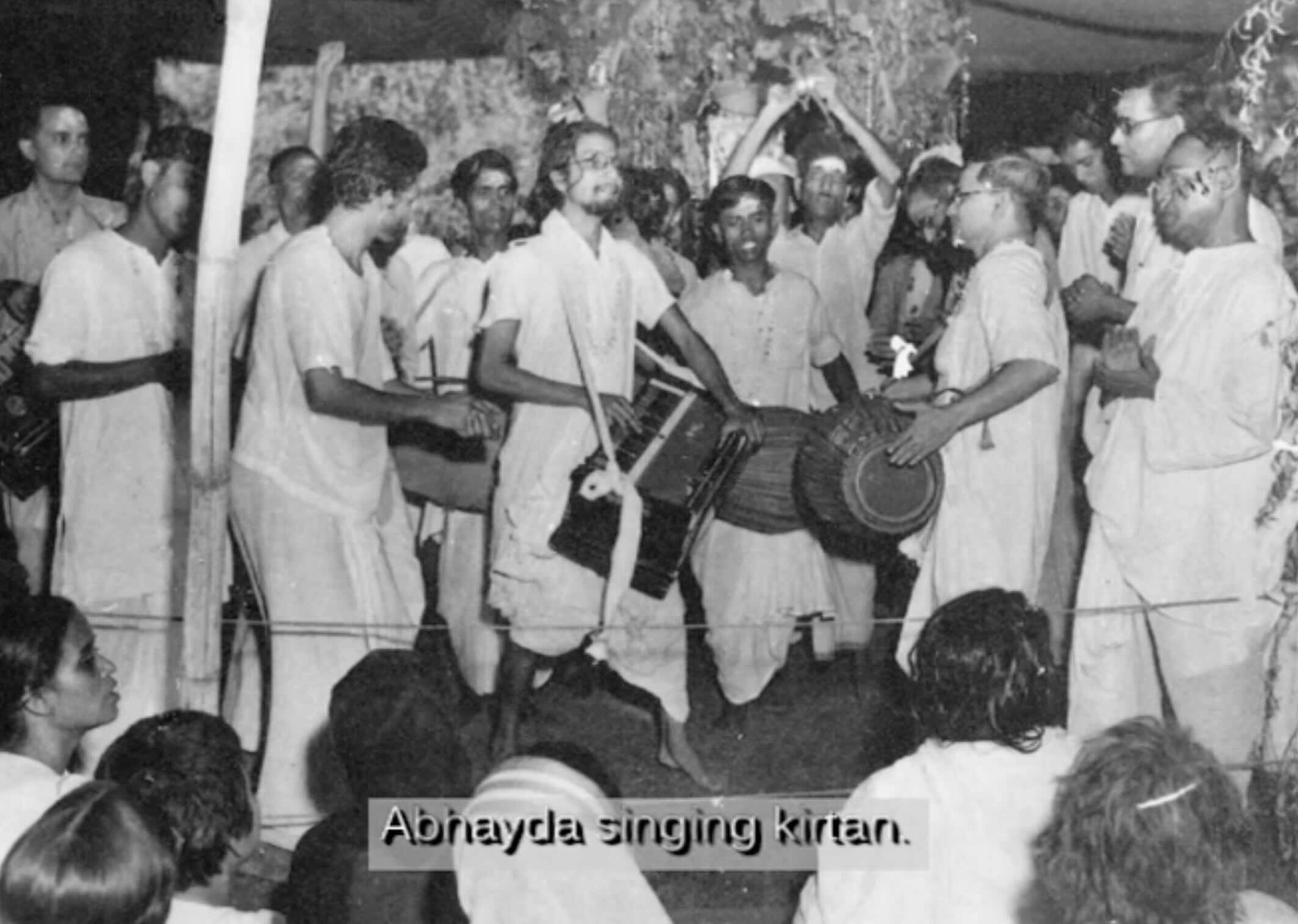 Abhayda chantant des kirtan