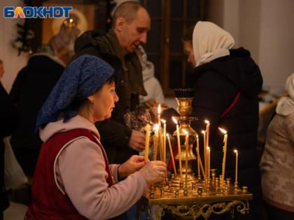 В Волжском православные верующие празднуют Сретение Господне