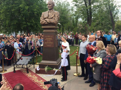 В Волгограде установлен бюст Василия Ланового