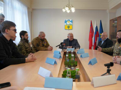 Накануне Дня защитника Отечества глава Волжского Игорь Воронин встретился с участниками СВО