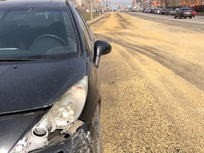 В Волжском иномарка врезалась в столб на залитой маслом дороге: фото