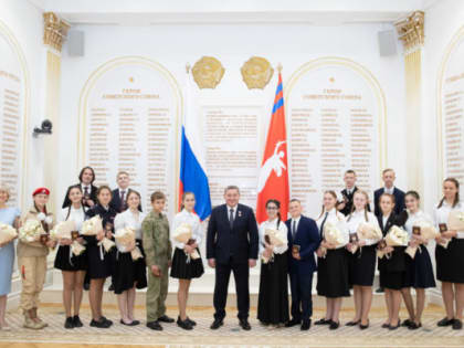 В День России губернатор Волгоградской области вручил паспорта юным жителям