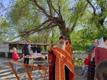 Пасхальный молебен и праздник для детей в пункте временного размещения эвакуированных жителей Донбасса