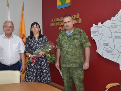 Глава Камышинского района А.В. Самсонов передал государственную награду вдове погибшего бойца