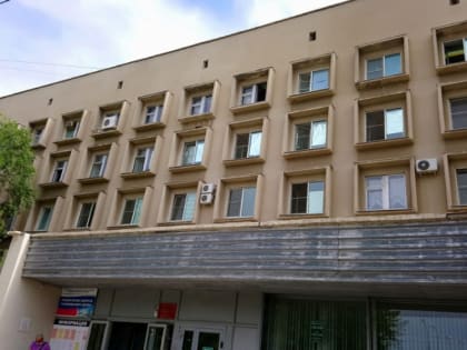 Принимают меры: в Волжском в отремонтированной поликлинике посыпался потолок