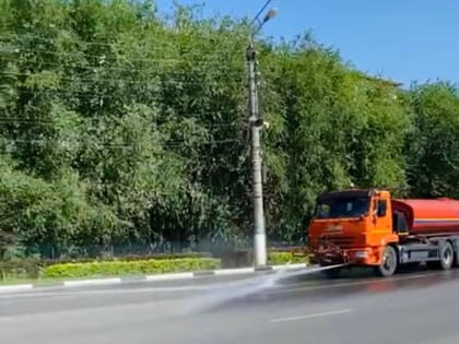 Волжские дороги защищают от жары с помощью поливальных машин