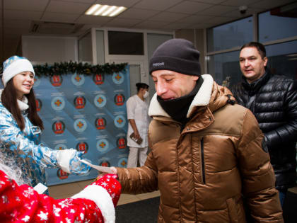Студенты ВолгГМУ поздравили пациентов и сотрудников больницы №25 с наступающим Новым годом
