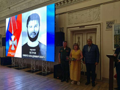 Родным четырех погибших волжан передали ордена Мужества