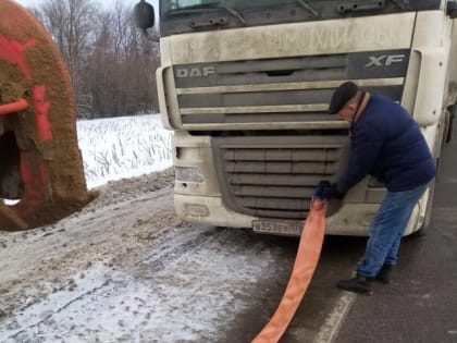 На трассе под Волгоградом дорожники помогли водителю сломавшейся фуры