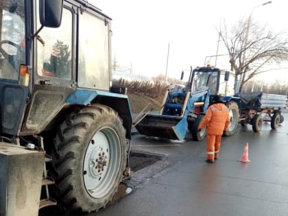 В праздничные дни в Волжском продолжается уборка на дорогах