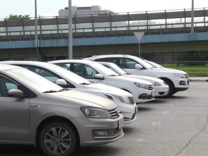 Автолюбителей Волжского, паркующихся на тротуарах и зеленых зонах, оштрафуют