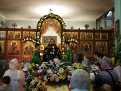 Православные волгоградцы празднуют день Святой Троицы