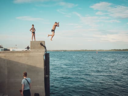 Подростку сломали шею во время купания на пляже в Волгограде