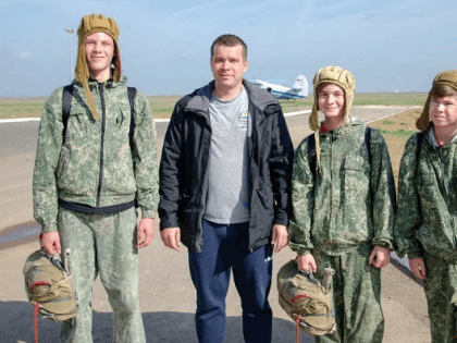 Волгоградские юноармейцы прыгнули с парашютом