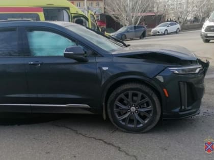 Пропахала газон: в Волжском в столкновении «Kia» и «Cadillac» пострадал ребенок