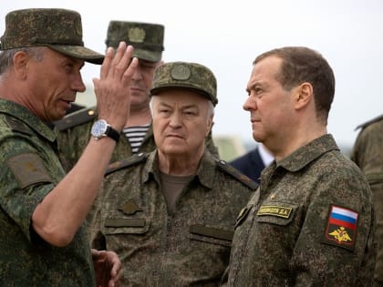 Дмитрий Медведев  пообщался с волгоградскими военнослужащими на полигоне Прудбой