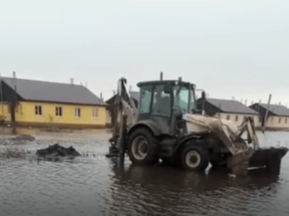 Еланские власти отчитались об откачке талых вод с улицы, где живут сироты
