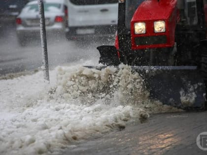 В ночь на Рождество в Волгограде из-за снега и мороза обработали дороги реагентами