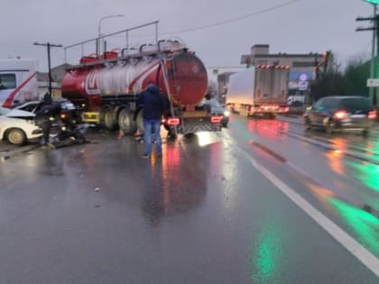 В Волгограде в ДТП с бензовозом погиб 40-летний водитель легковушки