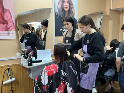 31.03.2023г. в группе ПХ-5 состоялся открытый урок «Выполнение женской стрижки» Каскад»