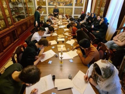 В волгоградском соборе студенты перьями при свечах писали исторический диктант