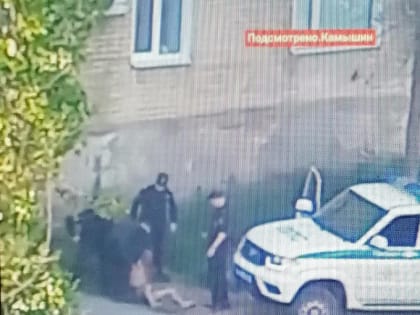 В Камышине полиция «успокаивала» раздевшегося мужчину на улице Терешковой (ВИДЕО)