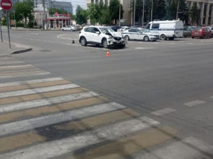 Два автомобиля столкнулись в центре Волгограда