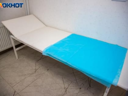 Почему волжские медики заходят в квартиру не надевая бахил? Отвечаем на вопрос