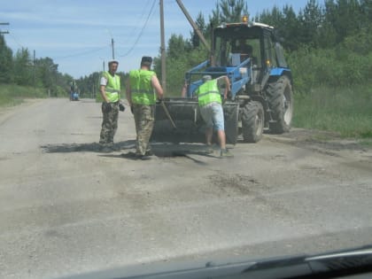 Жирновские дорожники экстренно залатали асфальтом дыры на улице Ленина