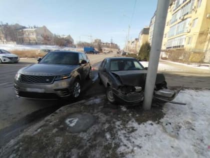 В Волгограде в ДТП пострадал водитель легковушки