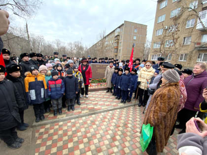 ВОЛЖАНЕ ВОЗЛОЖИЛИ ЦВЕТЫ К ПАМЯТНИКУ ЗАЩИТНИКАМ СТАЛИНГРАДА