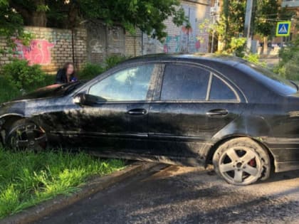 Волгоградец угнал иномарку приятеля и врезался в припаркованные авто