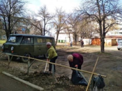 Фроловчане вышли на субботник во дворе,который будет благоустроен в этом году