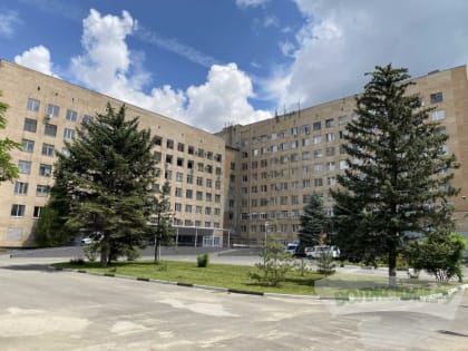 Со здания больницы им. Фишера демонтируют знаменитую змею