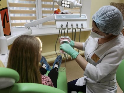 Пародонтолог объяснил, почему сухофрукты опасны для зубов