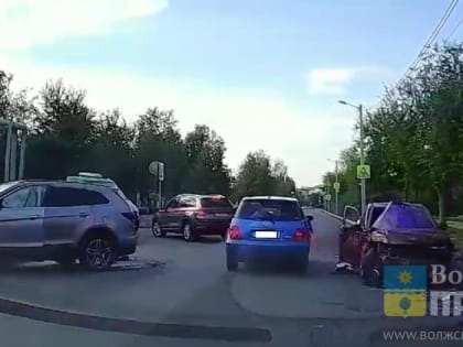 В Волжском 75-летний дачник на кроссовере снёс 19-летнего парня на «матрёшке» и отправил его подругу в больницу