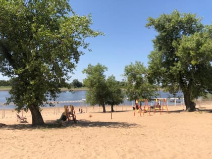 Городской пляж готов принять первых отдыхающих