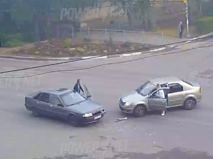 Авария на перекрестке в Волжском попала на видео