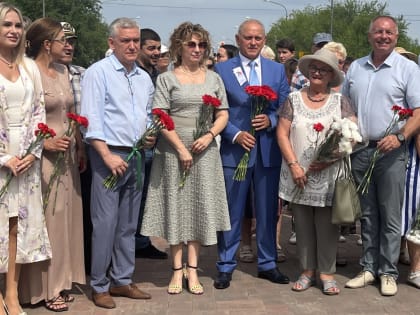 Благодарные волжане в День города принесли цветы к монументу Федору Логинову