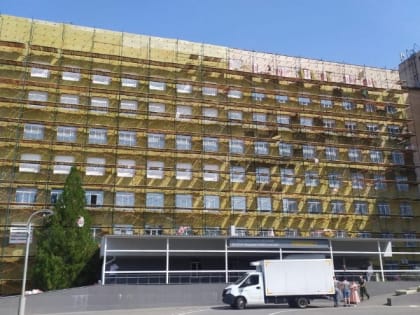 В Волжской больнице Фишера обновляют фасад женской консультации