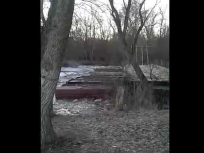 Нас отрезали от мира: понтонный мост смыло глыбами льда из-за паводка под Волгоградом