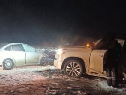 Под Волгоградом пять человек пострадали в лобовом ДТП с джипом