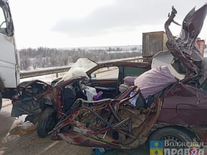 «ВАЗ» и «Лифан» — в хлам, оба водителя погибли: на трассе под Волгоградом «КамАЗ» столкнулся с тремя легковыми
