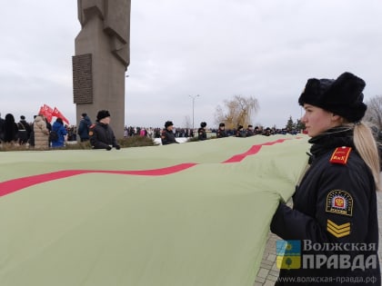 В центре Волжского развернули Сталинградскую ленту