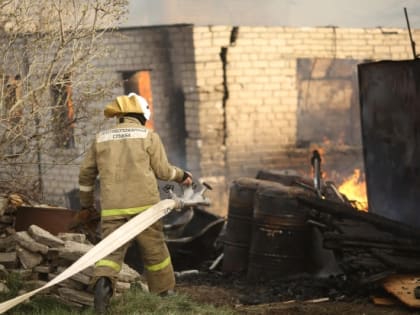 Под Волгоградом рано утром загорелась деревянная баня