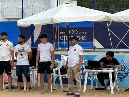 На песке стадиона «Динамо» в Волгограде разыграли денежные призы в пляжной борьбе