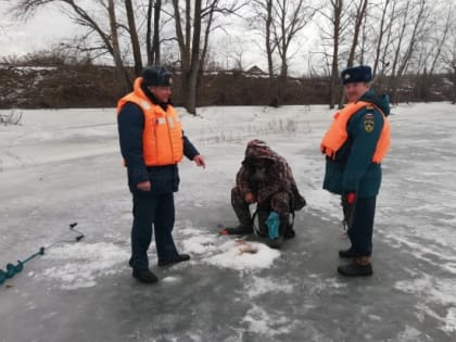 МЧС предупреждает волгоградцев об опасности выхода на тонкий лед